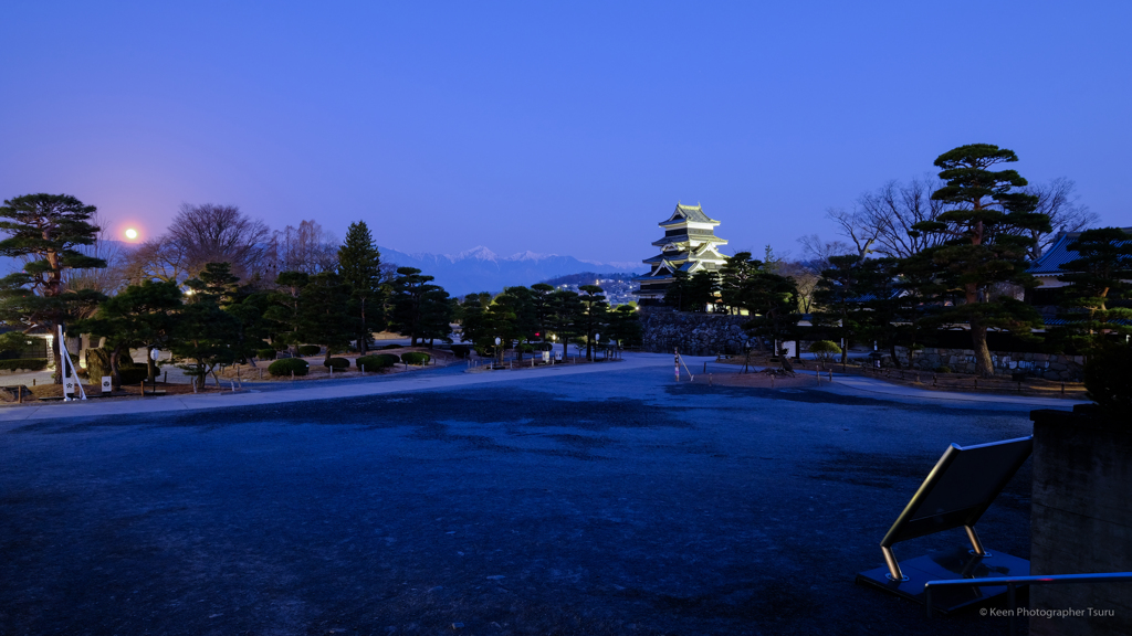 沈む満月、迎える朝