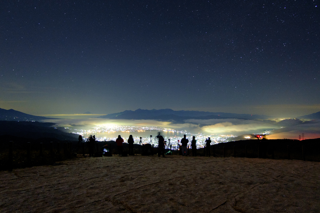 朝四時半、にぎわう山頂