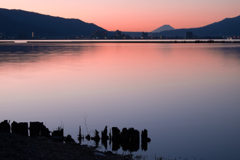 朝色湖岸