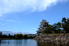 秋空の松本城