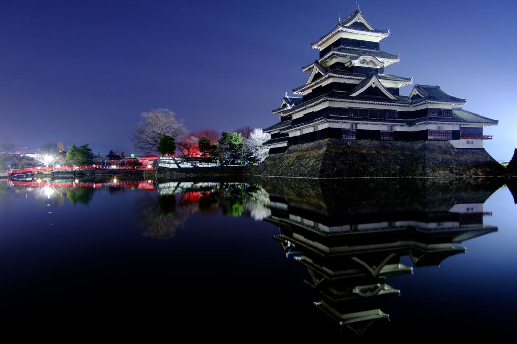 桜の季節待つ城