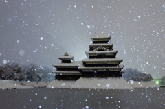 大雪の日、国宝松本城の朝