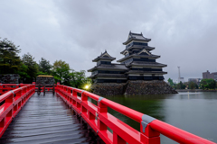 雨濡れの埋橋と城