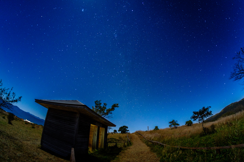 星空と休憩小屋