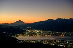 シルエットと夜景