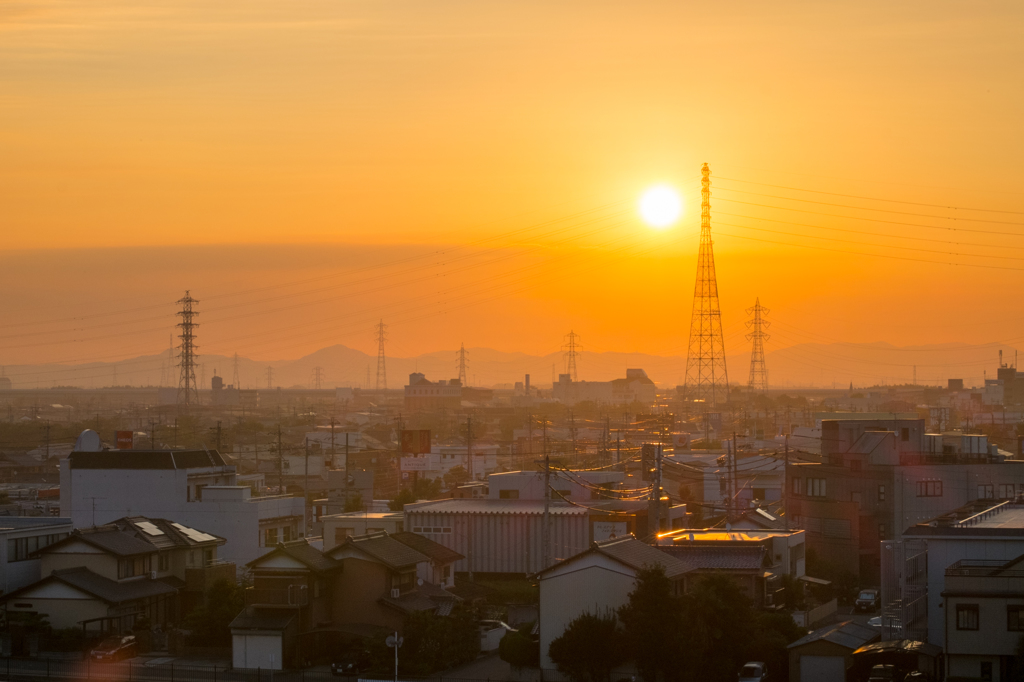 朝陽降り注ぐ街