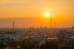 朝陽降り注ぐ街