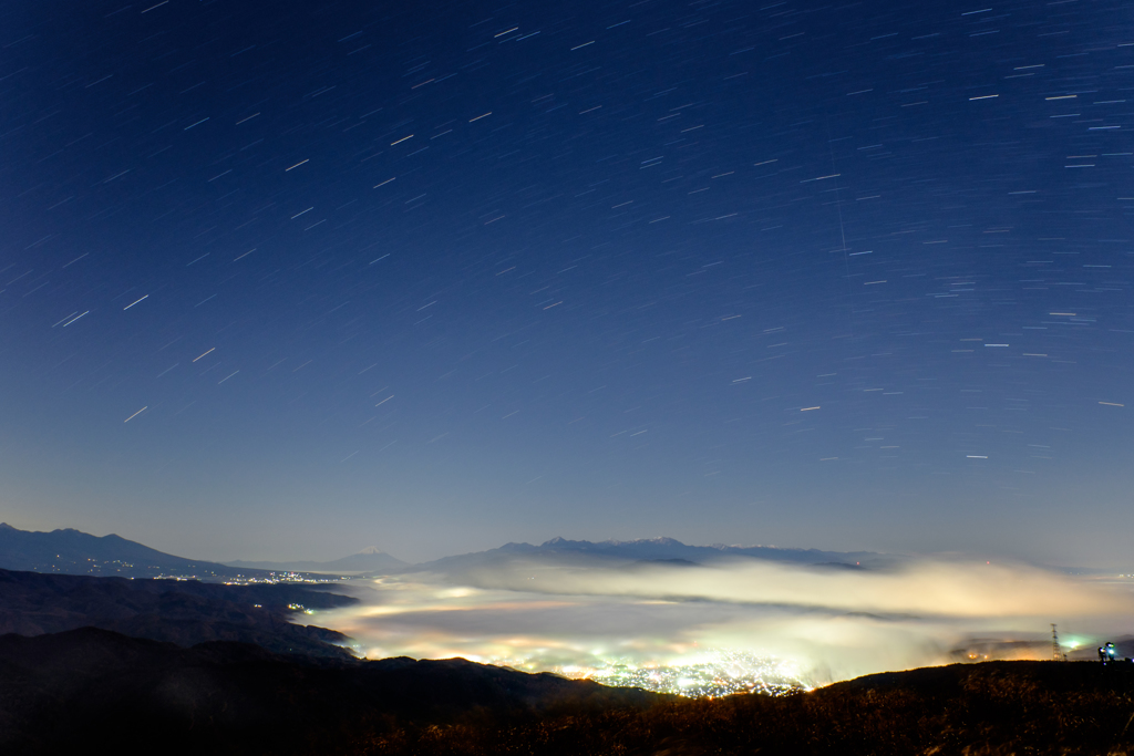 流れる星と雲
