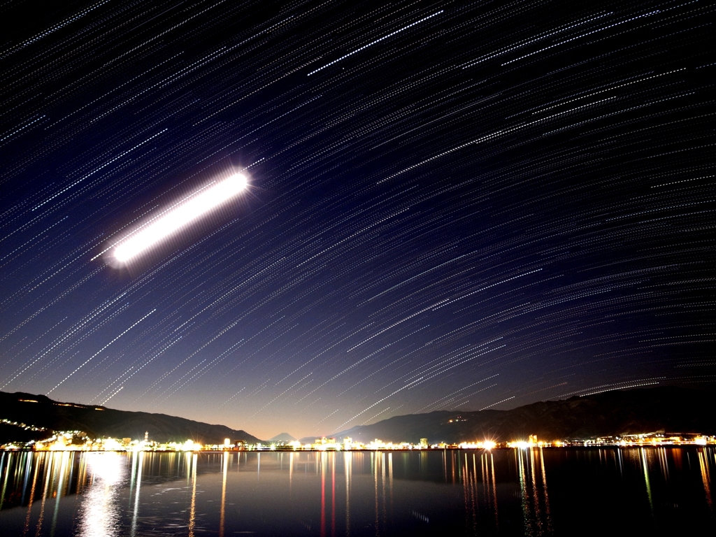 諏訪湖上の月と星