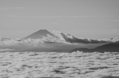 雲海と富士：モノクロ