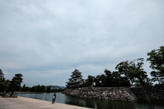 曇天の松本城