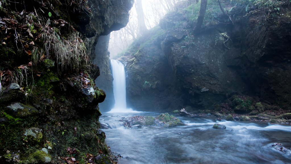 竜をも押し戻す水量の滝