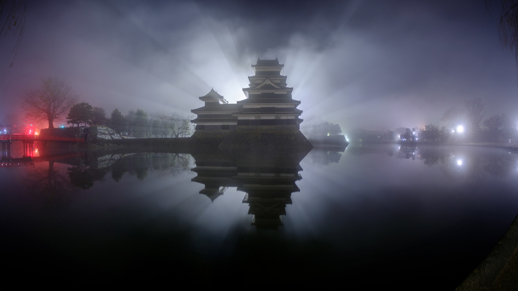 霧中松本城