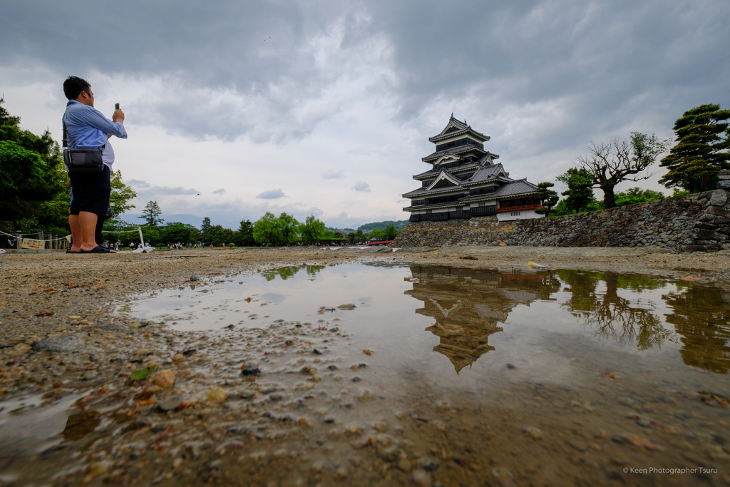 水溜まりの映る城
