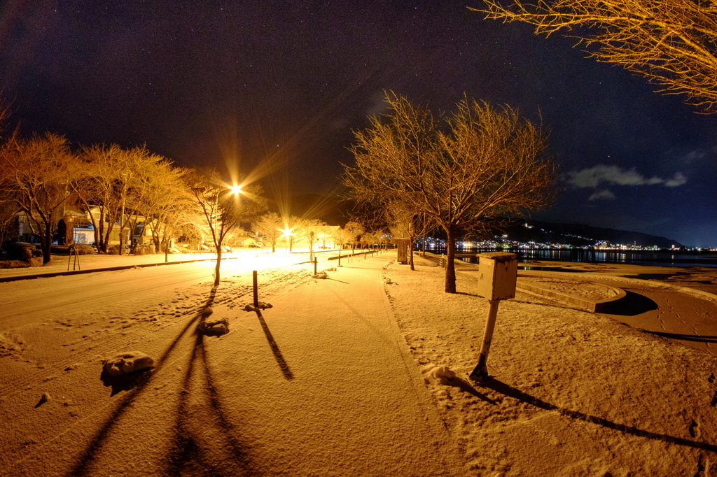 雪の湖岸道路