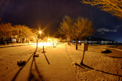 雪の湖岸道路