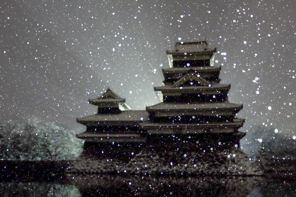 雪降る朝・松本城