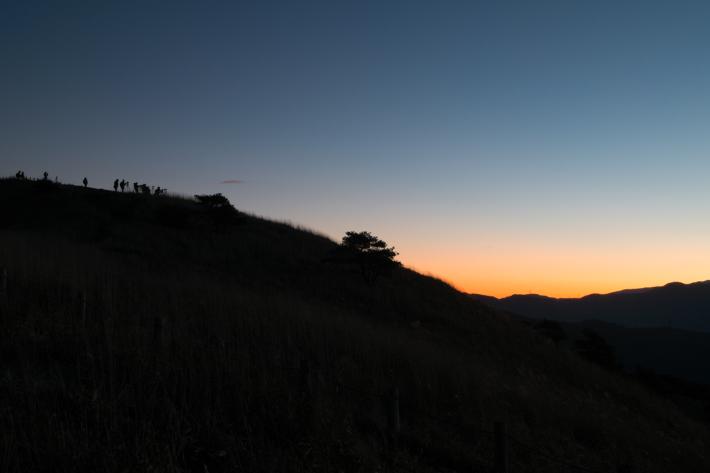 富士を撮る人々と夜明け