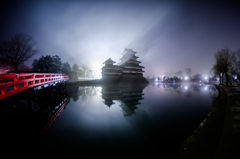 霧の松本城と埋橋