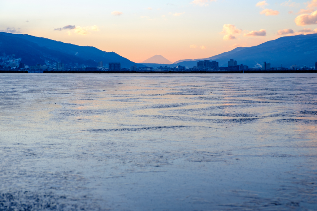 薄氷の湖面