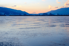 薄氷の湖面