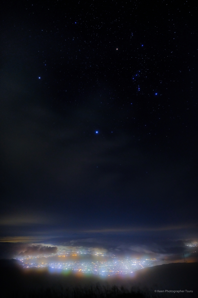 夜景とオリオン