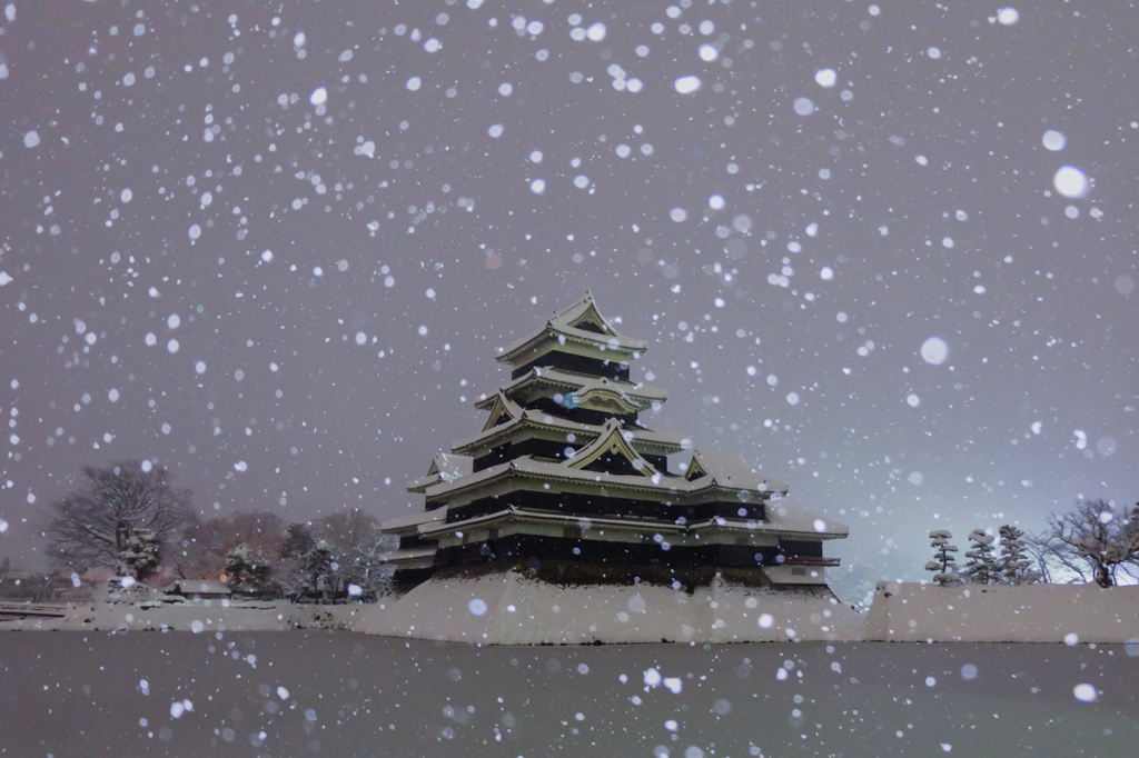 大雪の早朝、国宝松本城にて