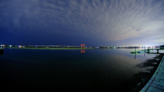 空・鳥居・湖
