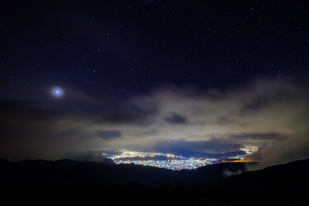 諏訪湖と星空