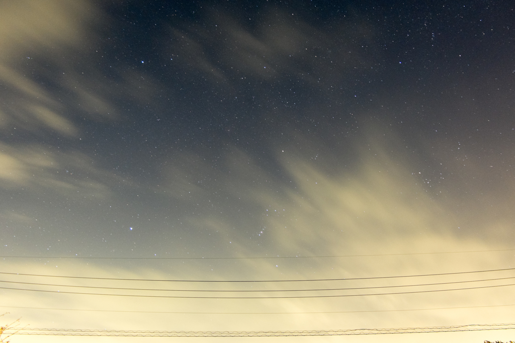 雲間に星空