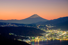 夜明けの富士と諏訪、茅野の明かり