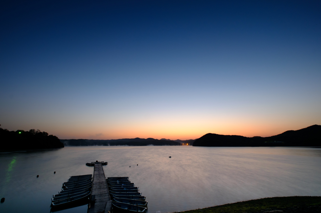 朝を待つ水面