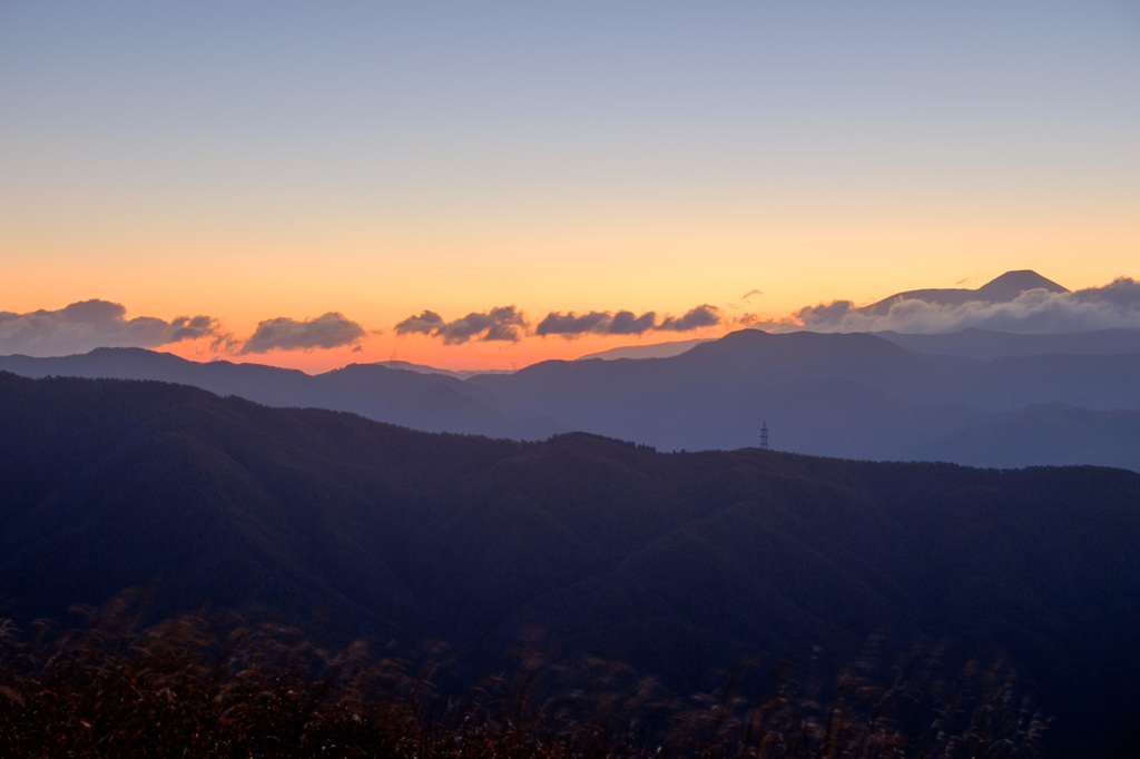 蓼科山と明るくなる稜線