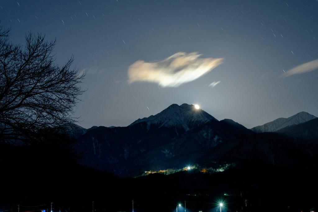 沈む月と雲