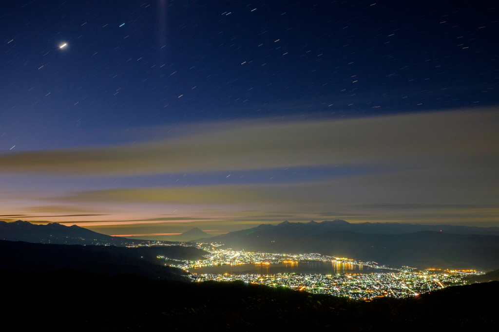 月と富士山、そして夜景