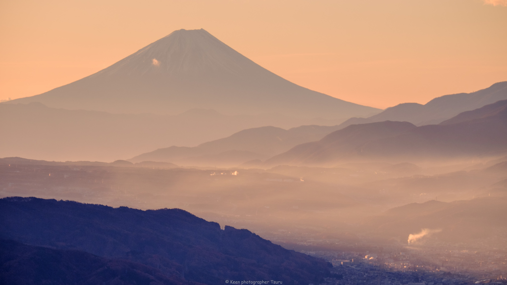 霞色づく朝