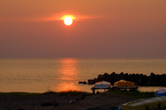 夕陽に照らされる海