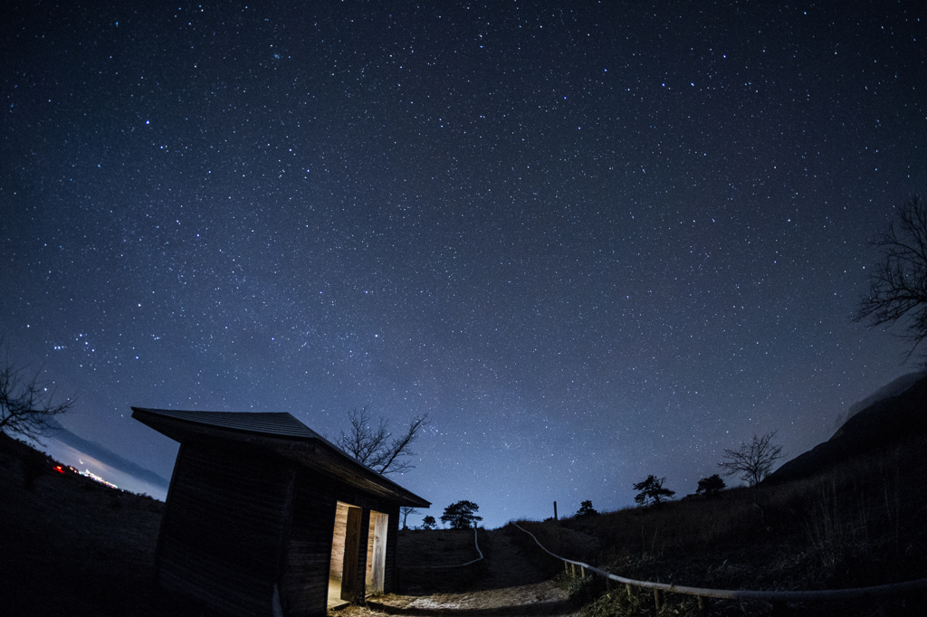 高ボッチ休憩小屋と星空