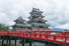 梅雨空の国宝松本城