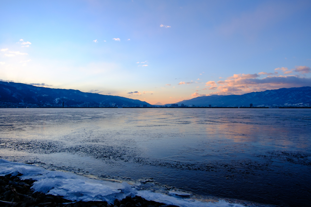 凍る湖面と朝焼け富士
