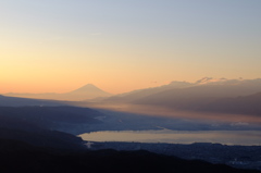 早朝の富士と諏訪湖