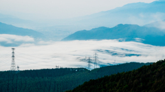 山を駆ける雲
