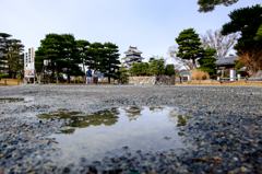 映る松本城