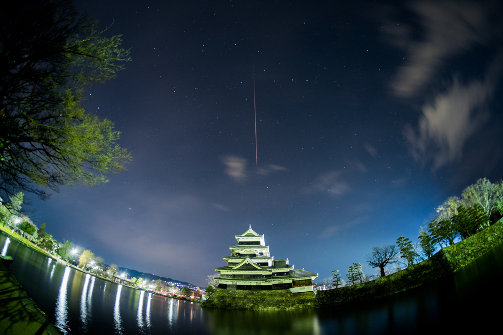 松本城とおおぐま座、そして流れ星