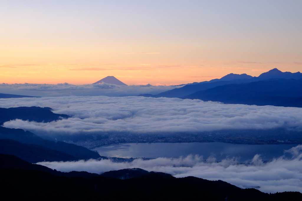 染まる空、明けない地上