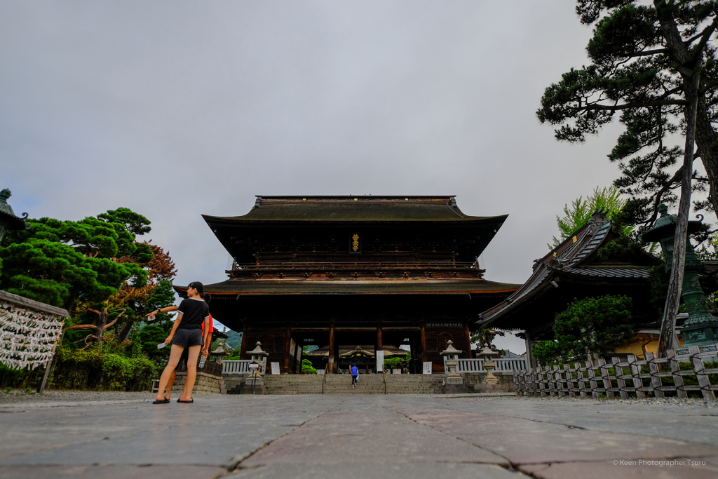 朝の山門