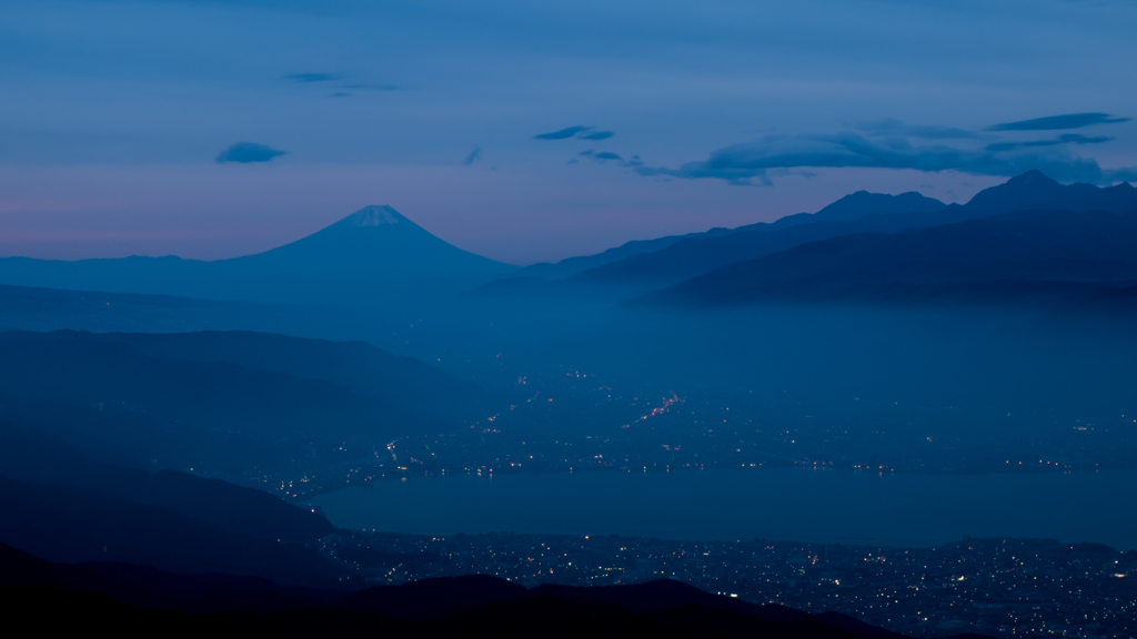 夜明け前の富士と諏訪湖