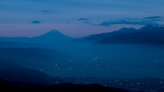 夜明け前の富士と諏訪湖