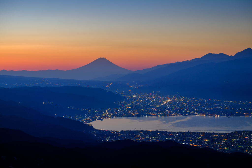 諏訪湖夜景と染まる富士山