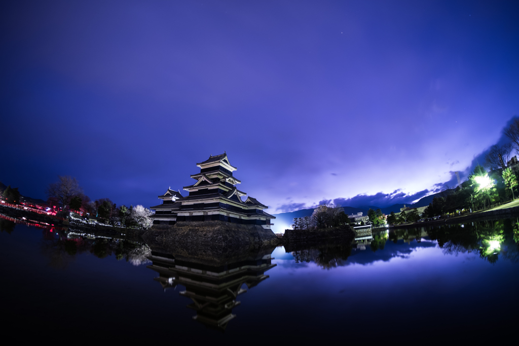 夜明け前の松本城